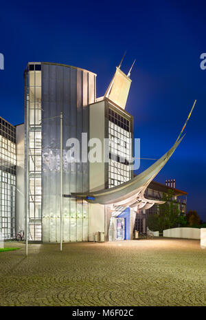 Ingresso anteriore di un ufficio moderno edificio con night blue sky. Edificio pubblico della Camera di Commercio di Muenster, Germania. Foto Stock