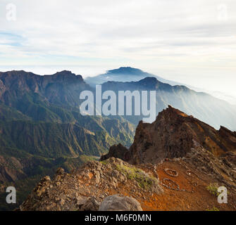 Vista sulla roccia grezza le pareti della Caldera de Taburiente da Roque de los Muchachos a La Palma, Spagna. Foto Stock