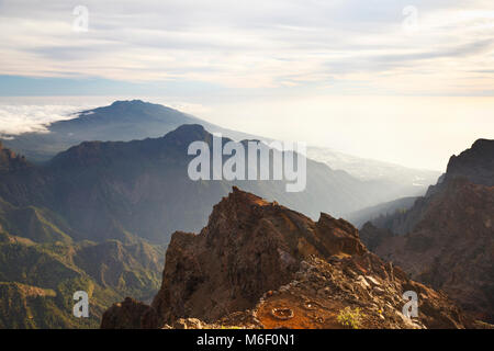 Vista sulla roccia grezza le pareti della Caldera de Taburiente da Roque de los Muchachos a La Palma, Spagna. Foto Stock