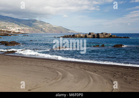 La spiaggia scura dell'hotel villaggio di Los Cancajos a La Palma. Foto Stock