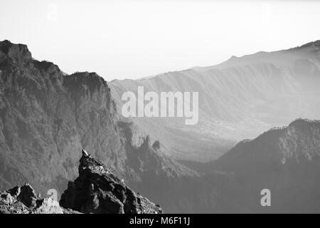 Visualizzazione bianco e nero sopra la roccia grezza le pareti della Caldera de Taburiente da Roque de los Muchachos a La Palma, Spagna. Foto Stock