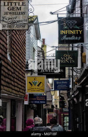 Negozio affollato segni in stretto vicolo in Brighton Foto Stock