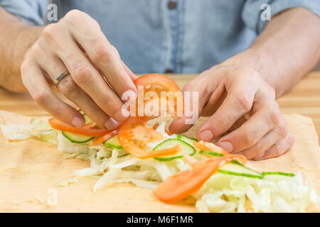 Rendendo piatto vegetariano sandwich di pane Foto Stock