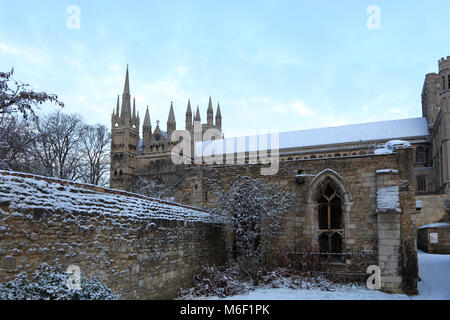 In inverno la neve sulla città di Peterborough Cathedral, Cambridgeshire; Inghilterra; Gran Bretagna; Regno Unito Foto Stock