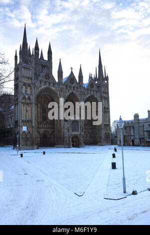 In inverno la neve sulla città di Peterborough Cathedral, Cambridgeshire; Inghilterra; Gran Bretagna; Regno Unito Foto Stock