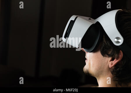 Persona in realtà virtuale auricolare Foto Stock