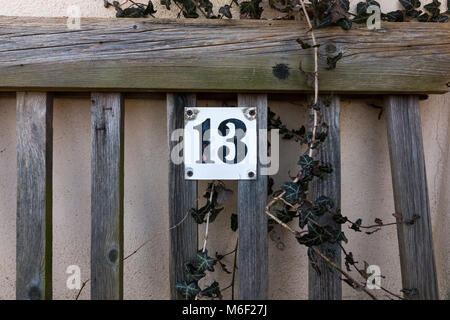 Il numero 13 su un parco antico banco. Immagine simbolo per venerdì 13. La superstizione. Foto Stock