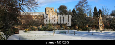 In inverno la neve sulla città di Peterborough Cathedral, Cambridgeshire; Inghilterra; Gran Bretagna; Regno Unito Foto Stock