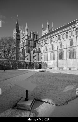 In inverno la neve sulla città di Peterborough Cathedral, Cambridgeshire; Inghilterra; Gran Bretagna; Regno Unito Foto Stock