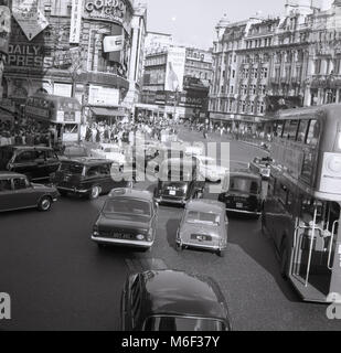 Anni sessanta, foto storiche, la congestione del traffico come veicoli convergono all'ingresso per un segnale di occupato e affollata Shaftesbury Avenue vicino a Piccadilly Circus, nel West End di Londra, Inghilterra, Regno Unito. Foto Stock