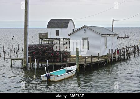 Tangeri è., Chesapeake Bay, VA, Stati Uniti d'America: baracche e trappole di granchio. Poiché 1850 Tangeri ha perso il 67% della sua terra; il resto dovrebbe essere perso dal 2068. Foto Stock