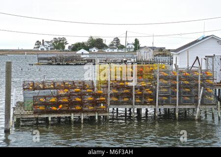 Tangeri è., Chesapeake Bay, VA, Stati Uniti d'America: baracche e trappole di granchio. Poiché 1850 Tangeri ha perso il 67% della sua terra; il resto dovrebbe essere perso dal 2068. Foto Stock