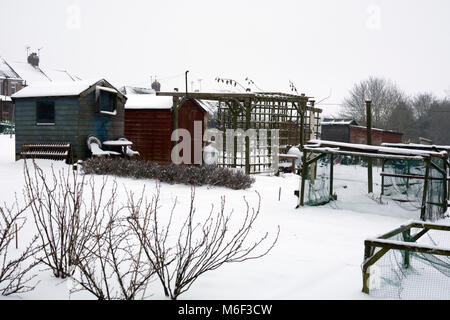 Riparto di giardini in inverno con neve, Warwickshire, Regno Unito Foto Stock