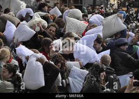 I partecipanti con cuscini nelle loro mani sul cuscino lotta giorno internazionale di un evento esterno che si tiene ogni anno in diverse città in tutto il mondo Foto Stock