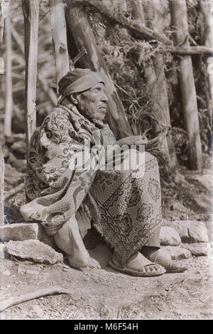 Etiopia,LALIBELA-CIRCA GENNAIO 2018--unidentifiedman uomo di preghiera la genna celebrazione Foto Stock