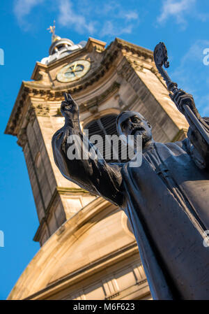 La statua in bronzo di Charles Gore, primo Vescovo di Birmingham si erge al di fuori di San Filippo la cattedrale di Birmingham, West Midlands, Inghilterra, Europa Foto Stock