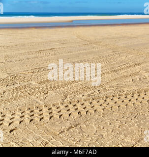 In Australia Fraser Island e la pista di sabbia delle vetture in prossimità dell'oceano e cielo Foto Stock