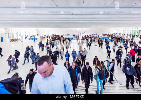 La città di New York, Stati Uniti d'America - 30 Ottobre 2017: persone nell'occhio il trasporto hub al World Trade Center di New York la stazione della metropolitana, commutare, New Jersey percorso trai Foto Stock