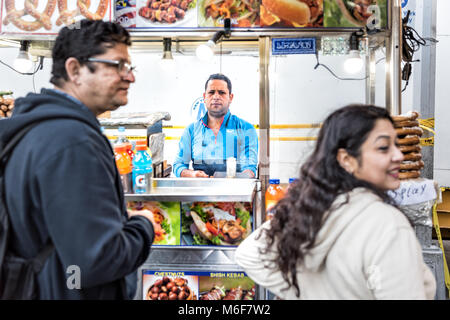 La città di New York, Stati Uniti d'America - 28 Ottobre 2017: Columbus Circle in Midtown Manhattan NYC, cibo Halal Carrello stand con man proprietario venditore cibo per ordinare, menu Foto Stock