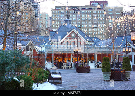 Vista esterna della Taverna sul verde, un caratteristico ristorante situato all'interno del Central Park a Manhattan, New York City Foto Stock