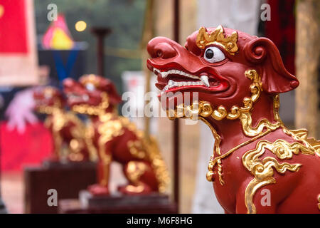 Statue stilizzate di cani commemorare l inizio dell anno del cane per il nuovo anno cinese ad Hanoi, Vietnam Foto Stock