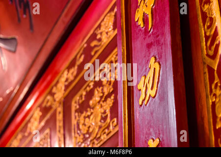 I caratteri cinesi intagliato in le pareti in legno presso il Tempio della Letteratura ad Hanoi, Vietnam Foto Stock