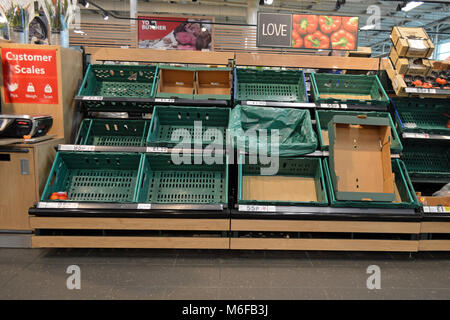 Post neve, bassa scorte sugli scaffali del supermercato in Tesco Fforestfach Foto Stock