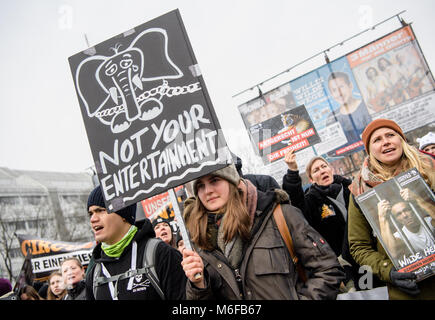 Monaco di Baviera, Germania. 3 Mar, 2018. Attivisti per i diritti degli animali tenere fino a firmare la lettura 'Non il tuo intrattenimento" in occasione di una manifestazione contro la detenzione di animali da circo al di fuori del "circo Krone" a Monaco di Baviera, Germania, 3 marzo 2018. Circa mille persone si sono radunate per protestare. Credito: Matthias esitano di fronte/dpa/Alamy Live News Foto Stock