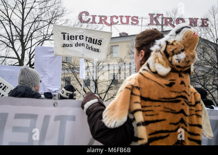 Monaco di Baviera, Germania. 3 Mar, 2018. Attivisti per i diritti degli animali di manifestare contro la detenzione di animali da circo al di fuori del "circo Krone" a Monaco di Baviera, Germania, 3 marzo 2018. Circa mille persone si sono radunate per protestare. Credito: Matthias esitano di fronte/dpa/Alamy Live News Foto Stock