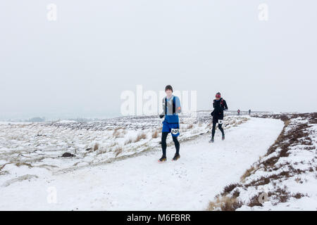 Burley Moor, West Yorkshire, Regno Unito. Il 3° marzo 2018. La neve non interrompere questi inverno corridori che prenderanno parte alla 51km Punk Panther Ultra maratona, il primo di una serie di 6 Ultra maratona nel 2018. (Nella sezione su Burley Moor fra Burley Woodhead e Shipley) Rebecca Cole/Alamy Live News Foto Stock