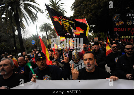 Malaga, Spagna. 3 Mar, 2018. Migliaia di persone prendono parte a una manifestazione per esigere la parità di retribuzioni e condizioni di lavoro per tutte le forze di polizia in downtown MÃ¡laga. L'associazione denominata 'Jusapol', che include i membri dello spagnolo della Guardia Civile e Polizia Nazionale Spagnola, rivendicazione al governo spagnolo la parità di retribuzione e di diritti in confronto con il catalano Mossos de Esquadra e la Ertzaintza basco le forze di polizia. Credito: J MÃ‰RIDA 03032018 1-16.jpg/SOPA Immagini/ZUMA filo/Alamy Live News Foto Stock