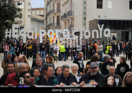 Malaga, Spagna. 3 Mar, 2018. La gente può contenere un massimo di parole con il nome di #EquiparaciÃ³nYa (#ComparisonNow) che prendono parte a una manifestazione per esigere la parità di retribuzioni e condizioni di lavoro per tutte le forze di polizia in downtown MÃ¡laga. L'associazione denominata 'Jusapol', che include i membri dello spagnolo della Guardia Civile e Polizia Nazionale Spagnola, rivendicazione al governo spagnolo la parità di retribuzione e di diritti in confronto con il catalano Mossos de Esquadra e la Ertzaintza basco le forze di polizia. Credito: J MÃ‰RIDA 03032018 1-8.jpg/SOPA Immagini/ZUMA filo/Alamy Live News Foto Stock