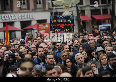 Malaga, Spagna. 3 Mar, 2018. Migliaia di persone prendono parte a una manifestazione per esigere la parità di retribuzioni e condizioni di lavoro per tutte le forze di polizia in downtown MÃ¡laga. La targhetta recita: ''Comparision adesso. Stipendio giustizia''. L'associazione denominata 'Jusapol', che include i membri dello spagnolo della Guardia Civile e Polizia Nazionale Spagnola, rivendicazione al governo spagnolo la parità di retribuzione e di diritti in confronto con il catalano Mossos de Esquadra e la Ertzaintza basco le forze di polizia. Credito: J MÃ‰RIDA 03032018 1-38.jpg/SOPA Immagini/ZUMA filo/Alamy Live News Foto Stock