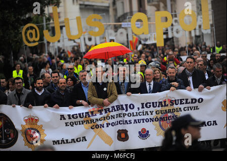 Malaga, Spagna. 3 Mar, 2018. Migliaia di persone prendono parte a una manifestazione per esigere la parità di retribuzioni e condizioni di lavoro per tutte le forze di polizia in downtown MÃ¡laga. L'associazione denominata 'Jusapol', che include i membri dello spagnolo della Guardia Civile e Polizia Nazionale Spagnola, rivendicazione al governo spagnolo la parità di retribuzione e di diritti in confronto con il catalano Mossos de Esquadra e la Ertzaintza basco le forze di polizia. Credito: J MÃ‰RIDA 03032018 1-6.jpg/SOPA Immagini/ZUMA filo/Alamy Live News Foto Stock