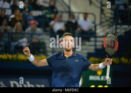 DUBAI, UAE, 3° marzo 2018. Roberto Bautista Agut la Spagna celebra dopo aver vinto il Dubai Duty Free Tennis Championships. Agut beat finalista francese Lucas Pouille 6-3, 6-4 per sollevare il trofeo 2018 Credit: Feroz Khan/Alamy Live News Foto Stock