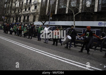 Madrid, Spagna. 3 Mar, 2018. I manifestanti visto tenendo le mani durante la dimostrazione. Centinaia di dimostranti sono scesi per le strade di Madrid in segno di protesta contro gli sfratti in Madrid e il supporto per la ''Legge PAH'' per proteggere coloro che sono colpiti da ipoteca tasse. Credito:  MG 5653.jpg/SOPA Immagini/ZUMA filo/Alamy Live News Foto Stock