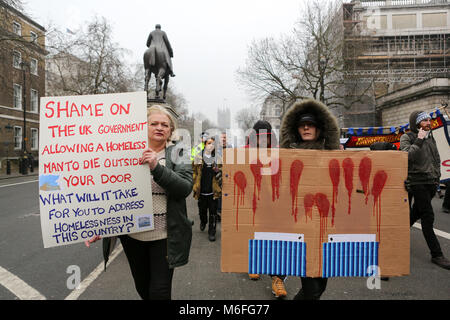 3 Marzo, 2018. Protesta al di fuori di Downing Street a chiamata per una migliore assistenza e servizi per i senzatetto e le persone più vulnerabili che vivono sulle strade di Londra. La protesta è quindi spostato attraverso le strade di Londra a uno squat in Great Portland Street che è stata chiamata Sofia Centro di solidarietà e aperto per i senzatetto a cercare rifugio in condizioni di freddo intenso incantesimo. Penelope Barritt/Alamy Live News Foto Stock