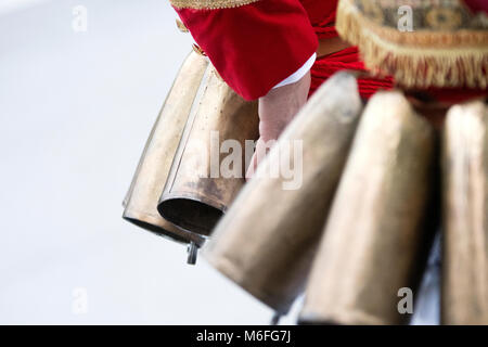 Siero, Spagna. 3 Marzo, 2018. Durante Mazcaraes d'Iviernu, una maschera iberica festa celebrata il 3 marzo 2018 in siero, Asturias, Spagna. Iberian maschere o maschere di inverno sono le feste tradizionali di alcune città del Portogallo e il nord della Spagna legate a culti celtici, dove le persone sono mascherati con maschere e pelli e stracci. ©David Gato/Alamy Live News Foto Stock