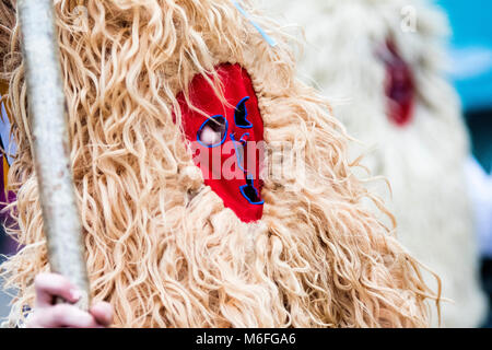 Siero, Spagna. 3 Marzo, 2018. Faccia di un sidro, una maschera tradizionale di Valdesoto (Asturias, Spagna), durante Mazcaraes d'Iviernu, una maschera iberica festa celebrata il 3 marzo 2018 in siero, Asturias, Spagna. Iberian maschere o maschere di inverno sono le feste tradizionali di alcune città del Portogallo e il nord della Spagna legate a culti celtici, dove le persone sono mascherati con maschere e pelli e stracci. ©David Gato/Alamy Live News Foto Stock