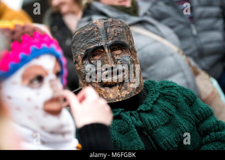 Siero, Spagna. 3 Marzo, 2018. Guilandeiros, una tipica spagnola maschera da Tineo (Asturias, Spagna), durante Mazcaraes d'Iviernu, una maschera iberica festa celebrata il 3 marzo 2018 in siero, Asturias, Spagna. Iberian maschere o maschere di inverno sono le feste tradizionali di alcune città del Portogallo e il nord della Spagna legate a culti celtici, dove le persone sono mascherati con maschere e pelli e stracci. ©David Gato/Alamy Live News Foto Stock