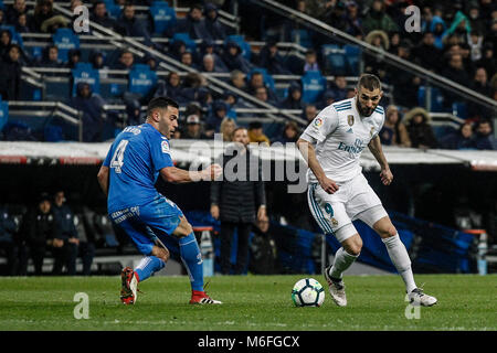 Madrid, Spagna, 3 marzo 2018. Karim Benzema (Real Madrid) trascina in avanti sulla sfera Bruno Gonzalez (Getafe CF), La Liga match tra Villarreal CF vs Real Madrid nel Santiago Bernabeu a Madrid, Spagna, 3 marzo 2018. Credito: Gtres Información más Comuniación on line, S.L./Alamy Live News Foto Stock