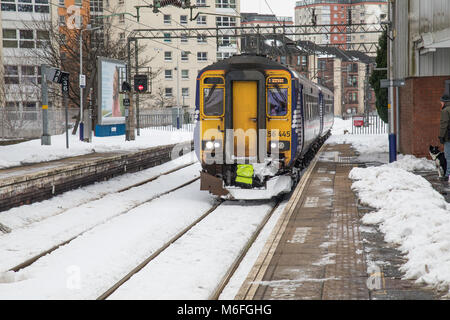 Glasgow, Scotland, Regno Unito, sabato 3 marzo 2018. In seguito alla grave invernale condizioni meteo che ha colpito la Scozia centrale Scotrail hanno iniziato ad introdurre alcuni servizi ferroviari sulla periferia della rete di Glasgow. La neve cade come un risultato della Bestia da est meteo portato davanti alla rete di un arresto. I servizi sono in esecuzione su un orario limitato fino a quando tutta la rete è dimostrato sicuro per l'uso. Questa è la prima classe 156 treno diesel che è stata in grado di utilizzare la West Highland line servizi dopo aver iniziato oggi. © Garry Cornes / Alamy Live News Foto Stock