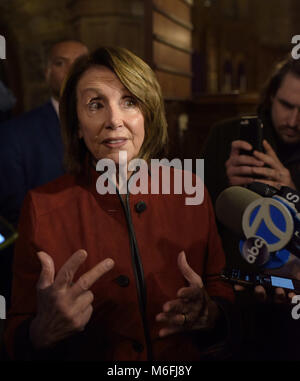 NEW YORK, NY - MARZO 03: leader democratico Nancy Pelosi lungo con sost. Nydia M. Vel‡zquez (D-NY) parlare a un evento a tutti i santi della Chiesa Episcopale per aiutare i newyorkesi capire come presidente TrumpÕs piano fiscale inciderà a loro e alle loro famiglie il 3 marzo 2017 in New York City. Persone: Nancy Pelosi Foto Stock