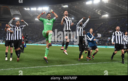 Roma, Italia. 3 Mar, 2018. La Juventus' giocatori festeggiare dopo aver vinto una serie di una partita di calcio tra Juventus e Lazio in Italia a Roma, 3 marzo 2018. La Juventus ha vinto 1-0. Credito: Alberto Lingria/Xinhua/Alamy Live News Foto Stock