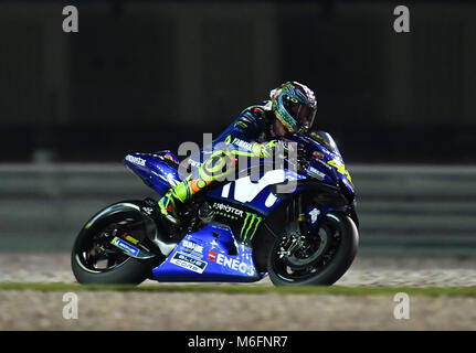 Doha. 3 Mar, 2018. L'italiano della MotoGP Valentino Rossi di Movistar Yamaha MotoGP sterza con la sua moto durante il giorno finale di test pre-stagione al Circuito Internazionale di Losail in Qatar capitale Doha il 3 marzo 2018. Credito: Nikku/Xinhua/Alamy Live News Foto Stock