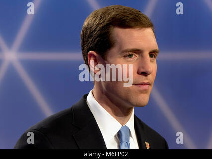 Wilkinsburg, Pennsylvania, USA. 03 Mar, 2018. CONOR AGNELLO, candidato democratico nel marzo 13 Elezione speciale in Pennsylvania del XVIII distretto congressuale, prende le domande da parte dei media dopo la sua discussione contro il candidato repubblicano Rick Saccone a WTAE, la ABC affiliate a Pittsburgh. Credito: Brian Cahn/ZUMA filo/Alamy Live News Foto Stock