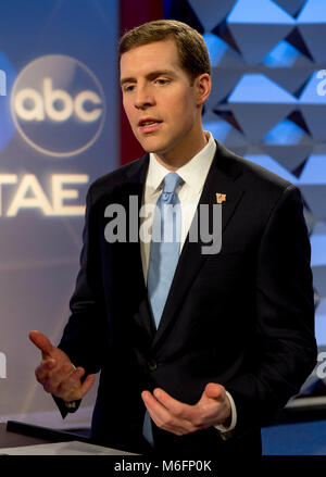 Wilkinsburg, Pennsylvania, USA. 03 Mar, 2018. CONOR AGNELLO, candidato democratico nel marzo 13 Elezione speciale in Pennsylvania del XVIII distretto congressuale, prende le domande da parte dei media dopo la sua discussione contro il candidato repubblicano Rick Saccone a WTAE, la ABC affiliate a Pittsburgh. Credito: Brian Cahn/ZUMA filo/Alamy Live News Foto Stock