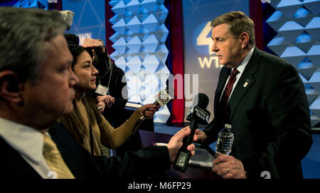 Wilkinsburg, Pennsylvania, USA. 03 Mar, 2018. RICK SACCONE, candidato repubblicano nel marzo 13 Elezione speciale in Pennsylvania del XVIII distretto congressuale, prende le domande da parte dei media dopo la sua discussione contro il candidato democratico Conor agnello in WTAE, la ABC affiliate a Pittsburgh. Credito: Brian Cahn/ZUMA filo/Alamy Live News Foto Stock