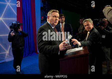 Wilkinsburg, Pennsylvania, USA. 03 Mar, 2018. RICK SACCONE, candidato repubblicano nel marzo 13 Elezione speciale in Pennsylvania del XVIII distretto congressuale, prende le domande da parte dei media dopo la sua discussione contro il candidato democratico Conor agnello in WTAE, la ABC affiliate a Pittsburgh. Credito: Brian Cahn/ZUMA filo/Alamy Live News Foto Stock