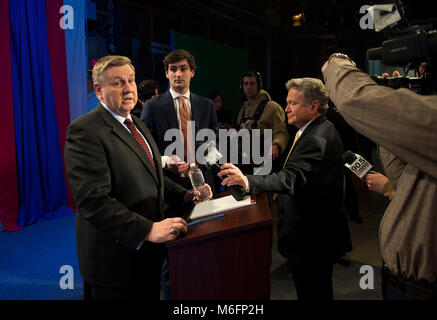 Wilkinsburg, Pennsylvania, USA. 03 Mar, 2018. RICK SACCONE, candidato repubblicano nel marzo 13 Elezione speciale in Pennsylvania del XVIII distretto congressuale, prende le domande da parte dei media dopo la sua discussione contro il candidato democratico Conor agnello in WTAE, la ABC affiliate a Pittsburgh. Credito: Brian Cahn/ZUMA filo/Alamy Live News Foto Stock